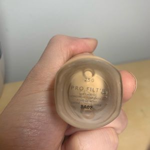 Fenty Beauty Makeup - Pro Filt’r Soft Matte Long Wear foundation 250 Fenty Beauty Makeup - Pro Filt’r Soft Matte Long Wear foundation 250